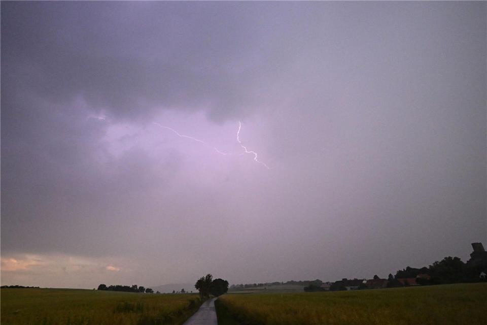 Im Tagesverlauf sind verbreitet Schauer und Gewitter mit Starkregen, Hagel und Sturmböen möglich. (Archivfoto)Florian Wiegand/dpa