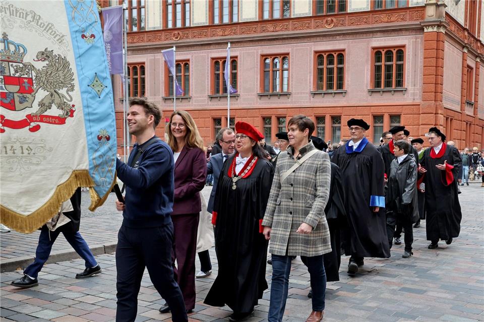 Rund 2.800 Erstsemester starten an der Uni Rostock Im Talar durch die Innenstadt - Professoren der Uni Rostock begrüßen die Erstsemester. Bernd Wüstneck/dpa