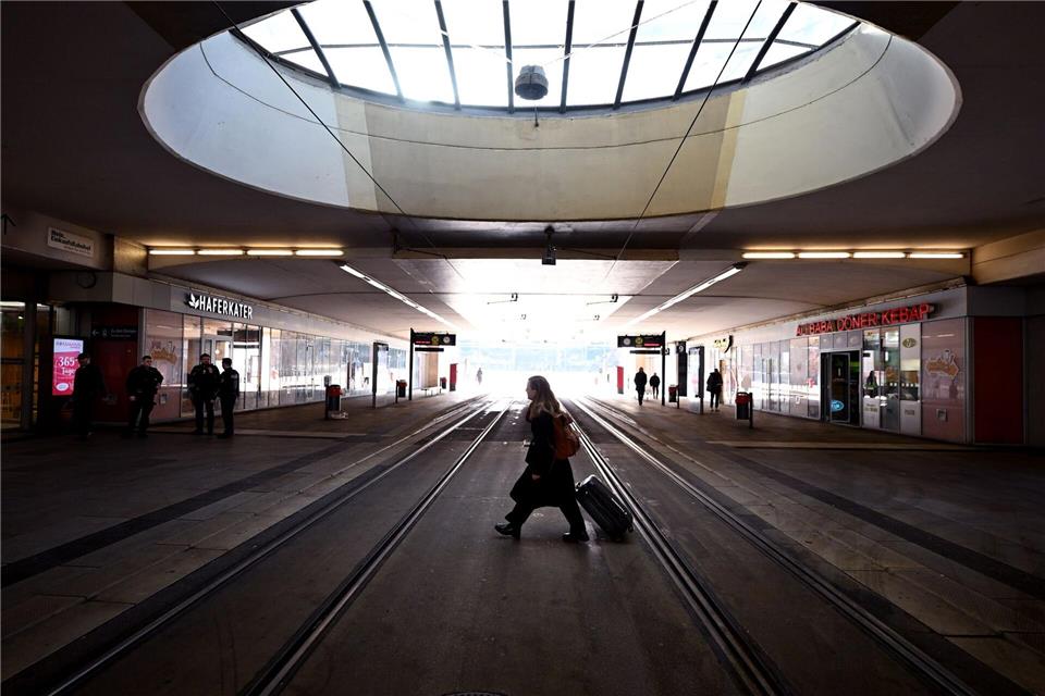 Im Tarifkonflikt des kommunalen Nahverkehrs kommt es in mehreren Thüringer Regionen erneut zu Warnstreiks - mit Folgen für Fahrgäste. (Archivbild)Martin Schutt/dpa