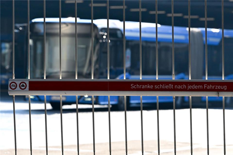 Im Tarifkonflikt im bayerischen Nahverkehr setzt die Gewerkschaft Verdi auf Warnstreiks. (Archivbild)Sven Hoppe/dpa