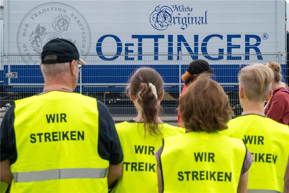 Oettinger setzt auf Schlichtungsangebot der Gewerkschaft Im Tarifstreit bei der Brauerei Oettinger legte die Gewerkschaft NGG nach eigenen Angaben nun ein Schlichtungsangebot vor.Peter Kneffel/dpa