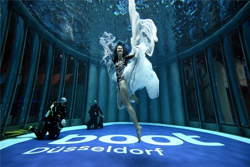 Im Tauchturm der Wassersportmesse „Boot“ sind auch Meerjungfrauen zu sehen. Die Messe startet am 18. Januar und dauert neun Tage.Federico Gambarini/dpa