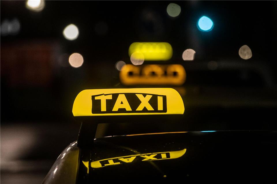 Im Taxi-Gewerbe herrscht ein harter Wettbewerb, angefeuert auch durch die vielen Mietwagen-Vermittlungen, die oft günstigere Fahrten anbieten können. (Symbolbild)Paul Zinken/dpa