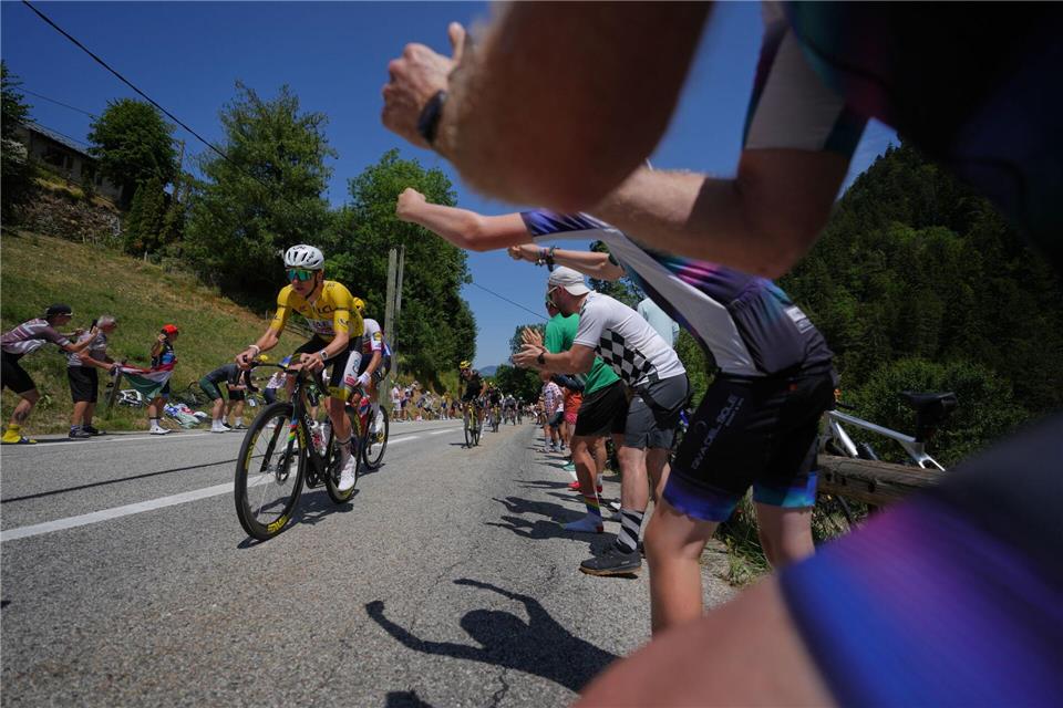 Im Team um Star Tadej Pogacar gibt es einige Krankheitsfälle. Thibault Camus/AP/dpa