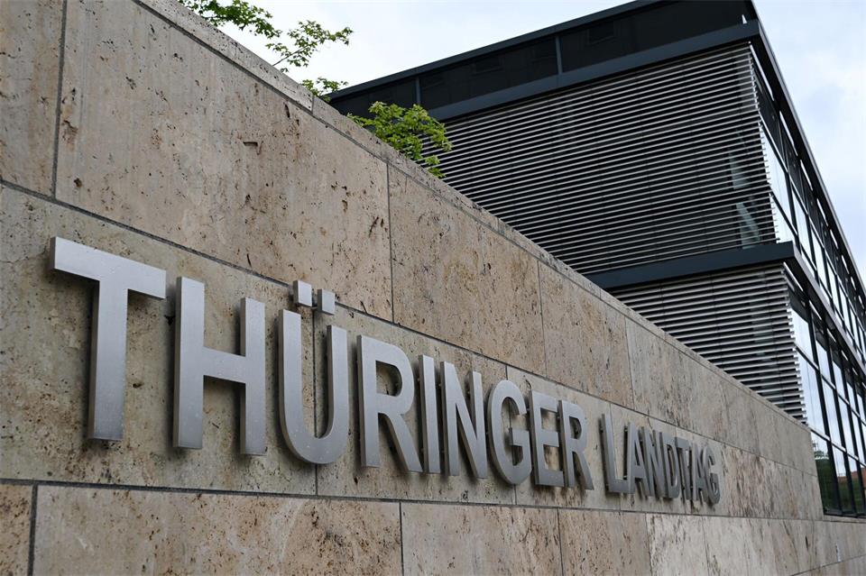 Im Thüringer Landtag beschäftigt sich ein Untersuchungsausschuss mit der Arbeit des Landesverfassungsschutzes. (Symbolbild)Martin Schutt/dpa