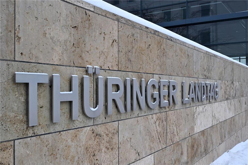 Im Thüringer Landtag diskutieren die Abgeordneten am Montag über mögliche Konsequenzen aus der geplanten Schließung des Zalando-Logistikzentrums in Erfurt. (Symbolbild)Martin Schutt/dpa