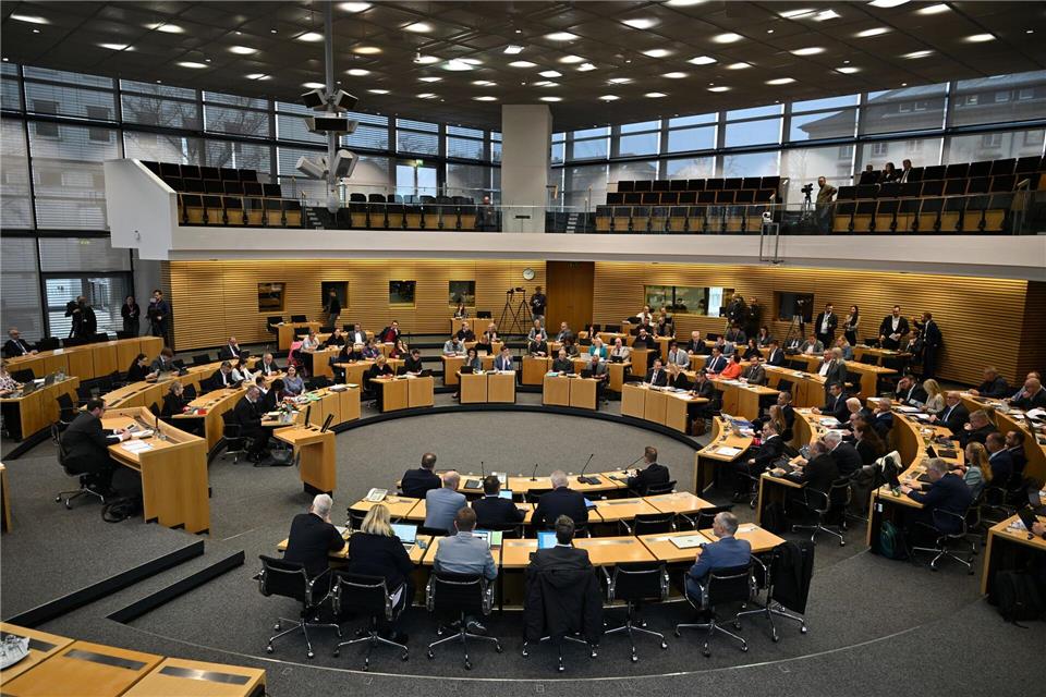 Im Thüringer Landtag fehlt der Brombeer-Koalition eine Mehrheit. Das sogenannte 3-plus-1-Format soll deshalb Kompromisse mit der Linken ermöglichen. (Archivbild)Martin Schutt/dpa
