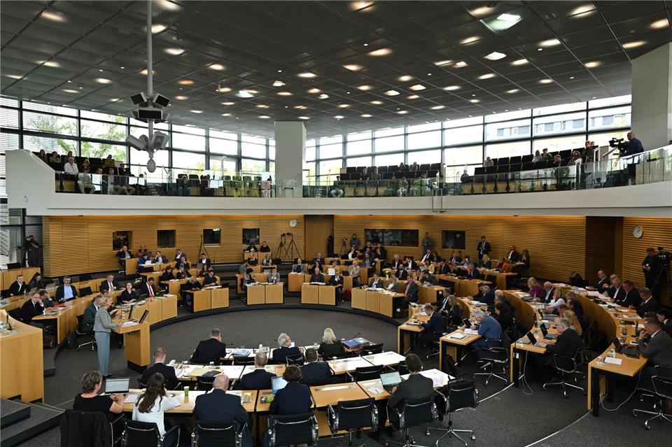 Im Thüringer Landtag geht es in einer Sondersitzung am Montag um Lehren aus dem Zalando-Aus in Erfurt. (Symbolbild)Martin Schutt/dpa