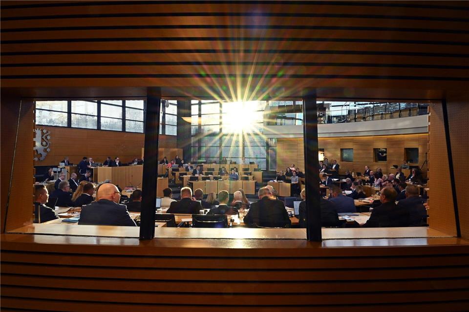 Im Thüringer Landtag soll sich Ministerpräsident Mario Voigt (CDU) einem konstruktiven Misstrauensvotum stellen, das die AfD-Fraktion beantragt hatte. (Archivbild)Martin Schutt/dpa