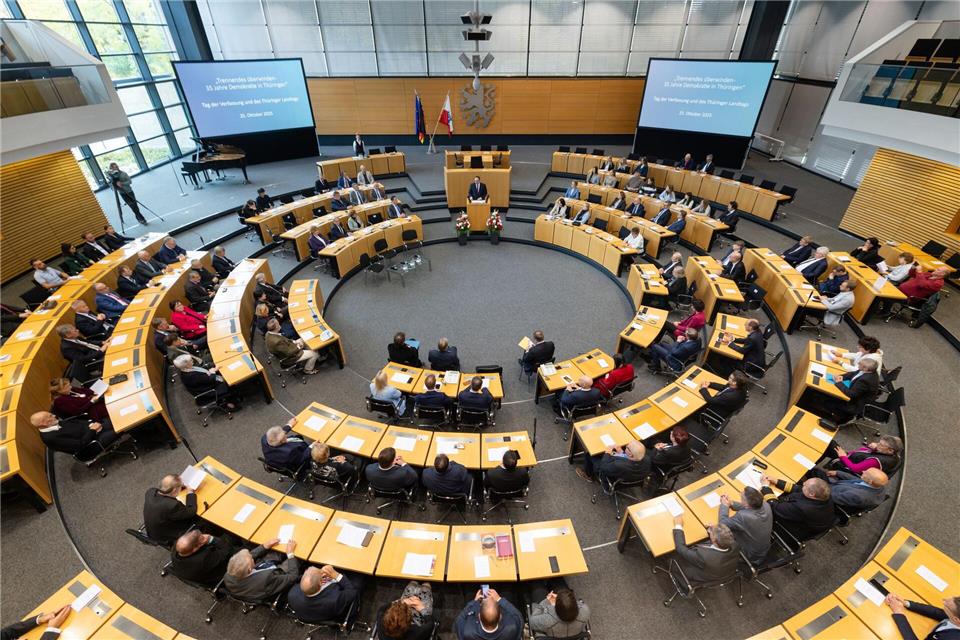 AfD will in Sonderplenum über die Antifa reden  Im Thüringer Landtag will die AfD in einem Sonderplenum über Linksextremismus sprechen. (Archivbild)Michael Reichel/dpa
