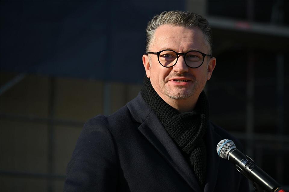 Im Thüringer Landtag wurde ein Gesetz zur Erwachsenenbildung angepasst. Bildungsminister Christian Tischner (CDU) sieht die Erwachsenenbildung durch eine Änderung der Finanzierung gestärkt. (Archivbild)Martin Schutt/dpa