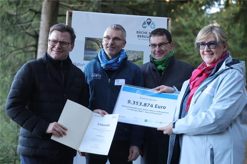 Im Thüringer Wald ist der Startschuss für ein auf zehn Jahre angelegtes Naturschutzprojekt gefallen, bei dem es um die Renaturierung von Bächen, die Wiedervernässung von Mooren und den Erhalt von Bergwiesen geht.Bodo Schackow/dpa