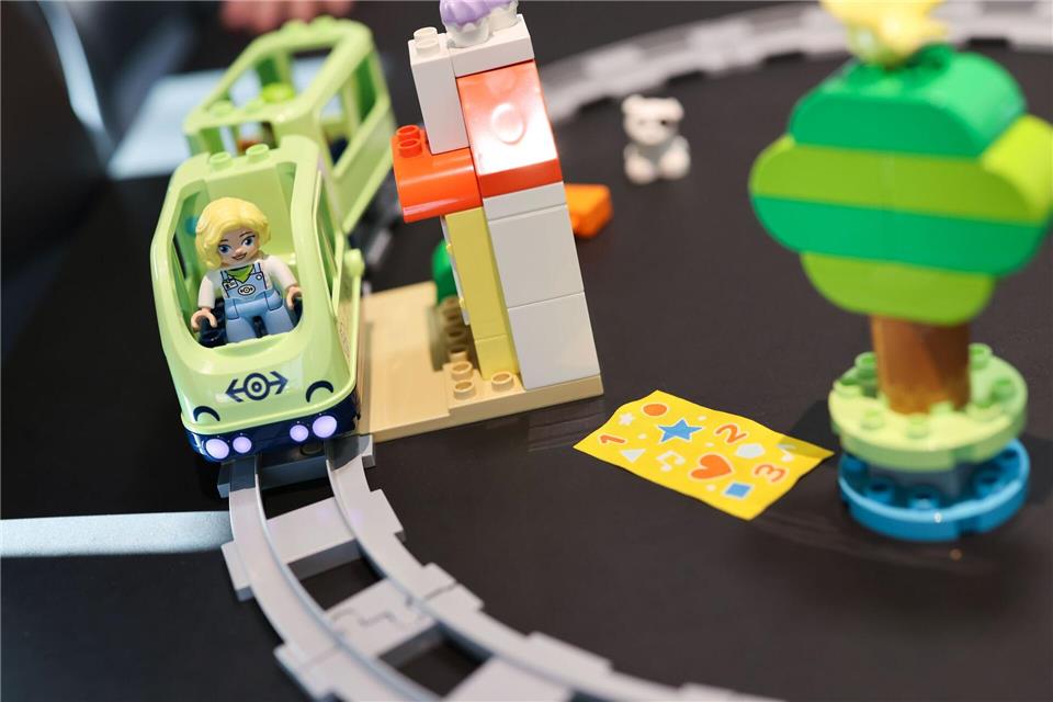 Im Trend liegen weiterhin auch Klassiker wie Kugelbahnen, Puzzles, Bausets, Eisenbahnen und Kuscheltiere. Daniel Löb/dpa