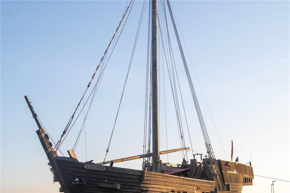 Im Trockenen: Poeler Kogge „Wissemara“ steht auf dem Schiffslift im maritimen Gewerbepark Volkswerft.Stefan Sauer/dpa