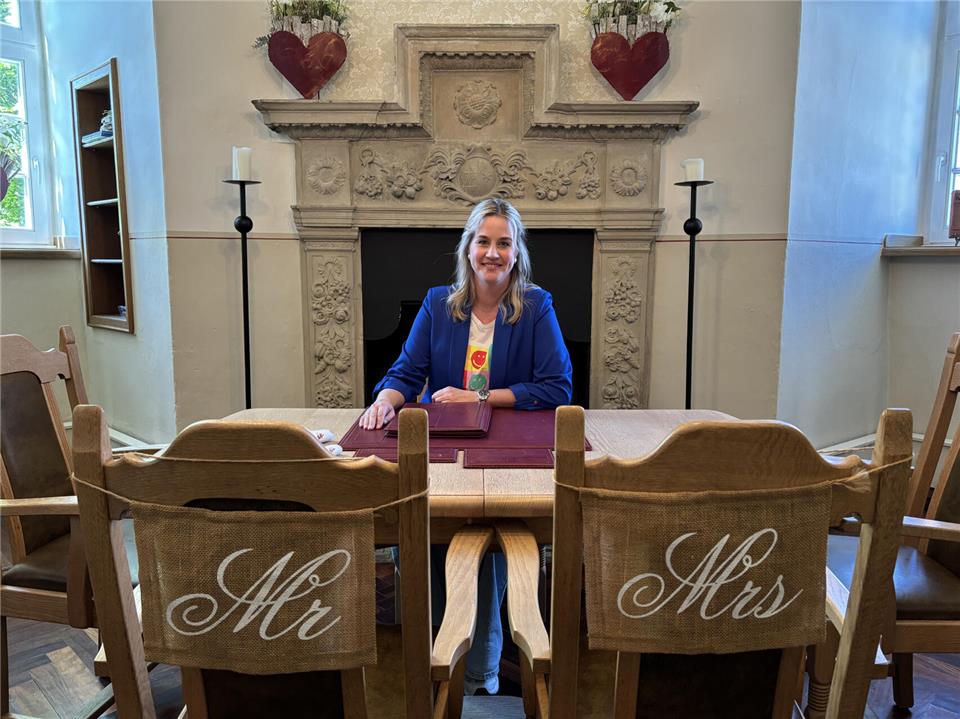 Im Turmzimmer der Burg Ramsdorf verheiratet Standesbeamtin Marion Tombrink jedes Jahr viele Paare.