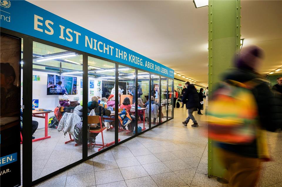 Im U-Bahnhof Alexanderplatz können Besucher das provisorische Klassenzimmer sehen.Christoph Soeder/dpa