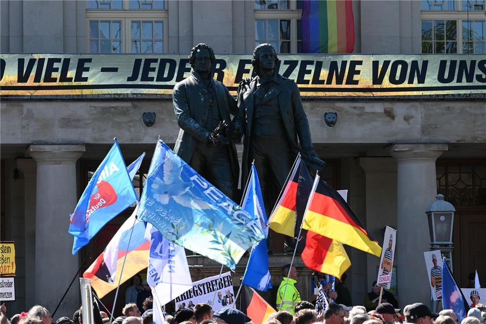 Im Umfeld einer Demonstration des rechten Spektrums haben mehrere Gruppen am Samstag in Weimar Gegenproteste organisiert. Heiko Rebsch/dpa