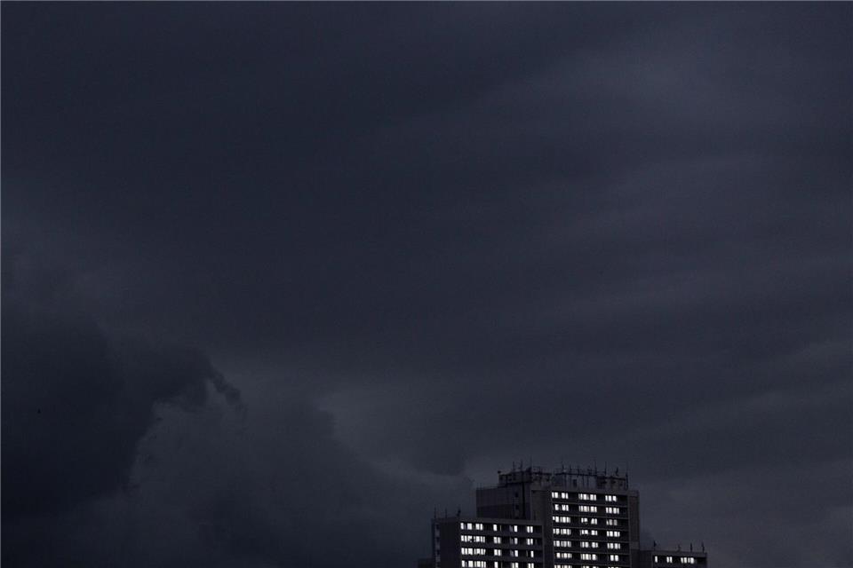 Im Umfeld von Schauern und Gewittern kann es stürmisch werden. (Symbolbild)A3508 Rolf Vennenbernd/dpa