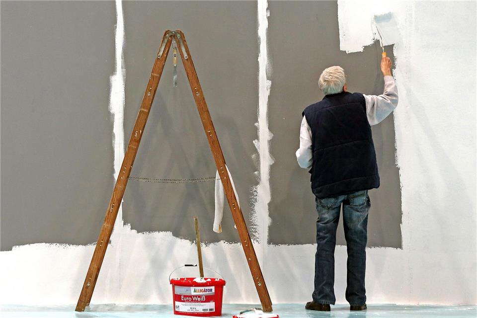 Im Unruhestand? Wer das reguläre Renteneintrittsalter bereits erreicht hat und trotzdem weiterarbeitet, kann bis zu 2.000 Euro seines Lohns steuerfrei einstreichen.Jan Woitas/dpa/dpa-tmn