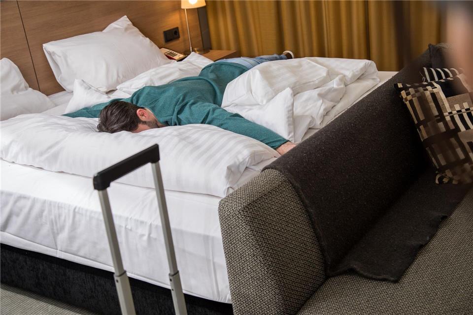 Im Urlaub angekommen fühlen Sie sich erst mal erschöpft und kränkeln? Das Phänomen ist als Leisure Sickness bekannt und laut Umfragen weit verbreitet. picture alliance/dpa/dpa-tmn