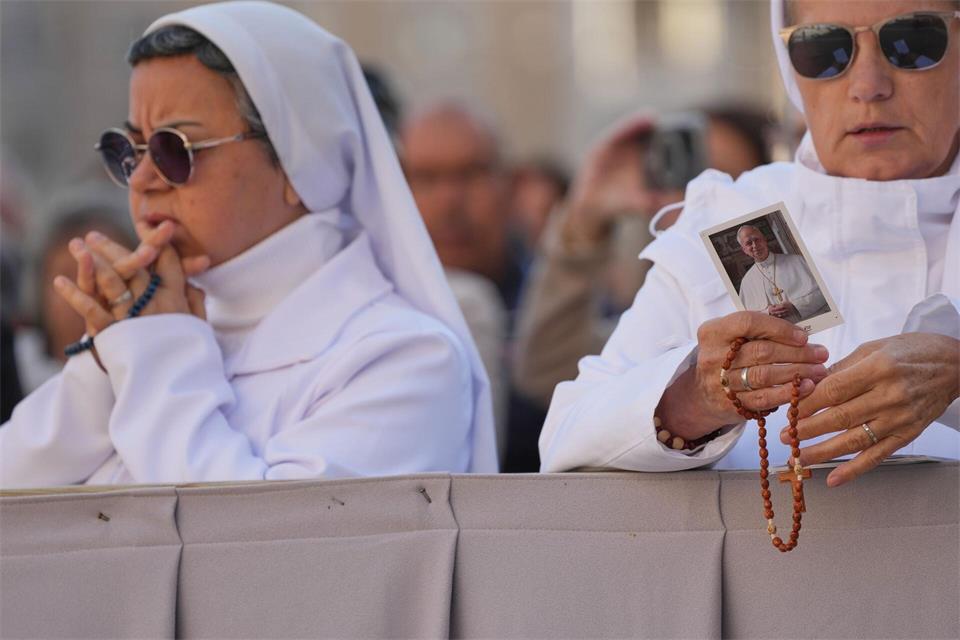 Im Vatikan wurde für den Papst gebetet.Gregorio Borgia/AP/dpa
