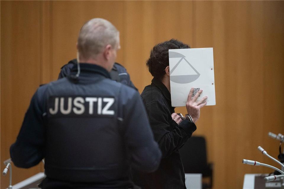 Im Verfahren nach dem tödlichen Messerangriff auf dem Mannheimer Marktplatz hat sich der Anklagte Sulaiman A. ein letztes Mal vor dem Urteil am Oberlandesgericht Stuttgart geäußert. (Archivbild)Marijan Murat/dpa