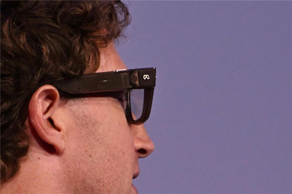 Facebook-Konzern stellt Brille mit Anzeige im Glas vor Im Vergleich zu herkömmlichen Brillenfassungen fallen die deutlich breiteren Bügel auf. Nic Coury/AP/dpa