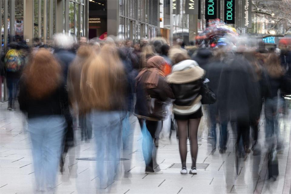 Im Vergleich zur Zensusbefragung aus dem Jahr 2011 ist das Durchschnittsalter in Hessen 2025 um ein Jahr gestiegen. (Symbolbild)Boris Roessler/dpa