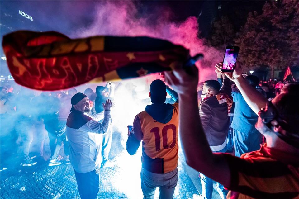 Im Verlauf des Abends zündeten Galatasaray-Fans am Breitscheidplatz auch Feuerwerkskörper.Christoph Soeder/dpa