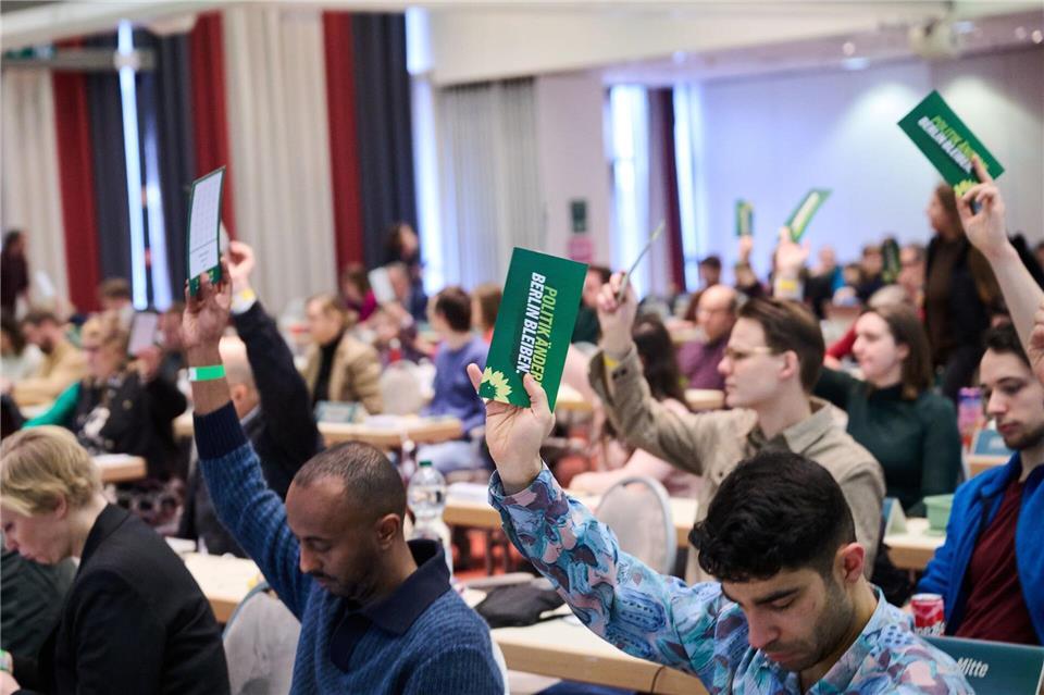 Im Verlauf des Parteitags haben die Grünen über jedes Kapitel ihres Wahlprogramms abgestimmt und zum Schluss noch einmal über das gesamte Programm.Annette Riedl/dpa