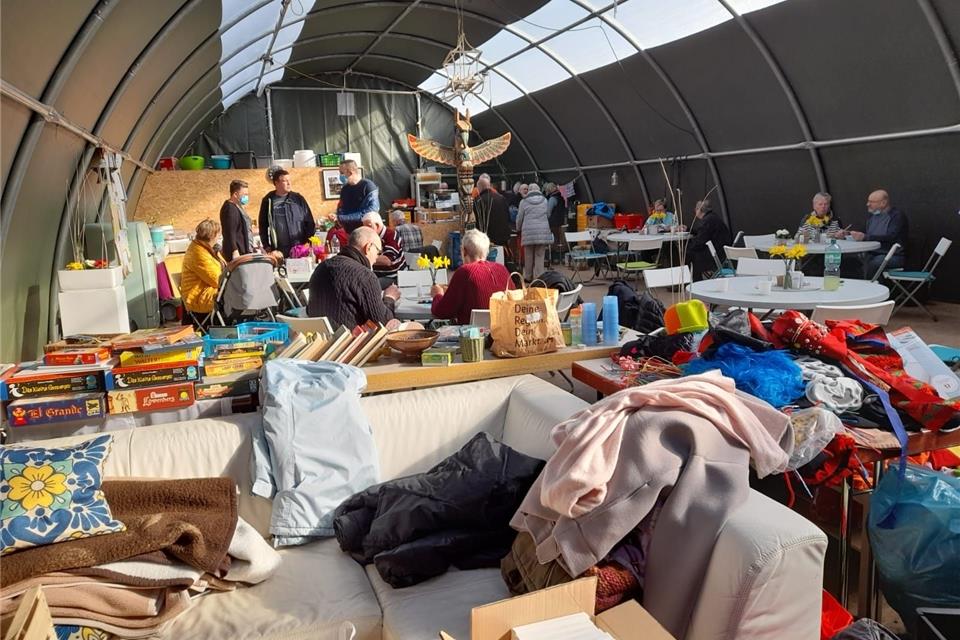 Im Versorgungszelt werden Spenden abgegeben, und es dient als Treffpunkt, auch für den Informationsaustausch.