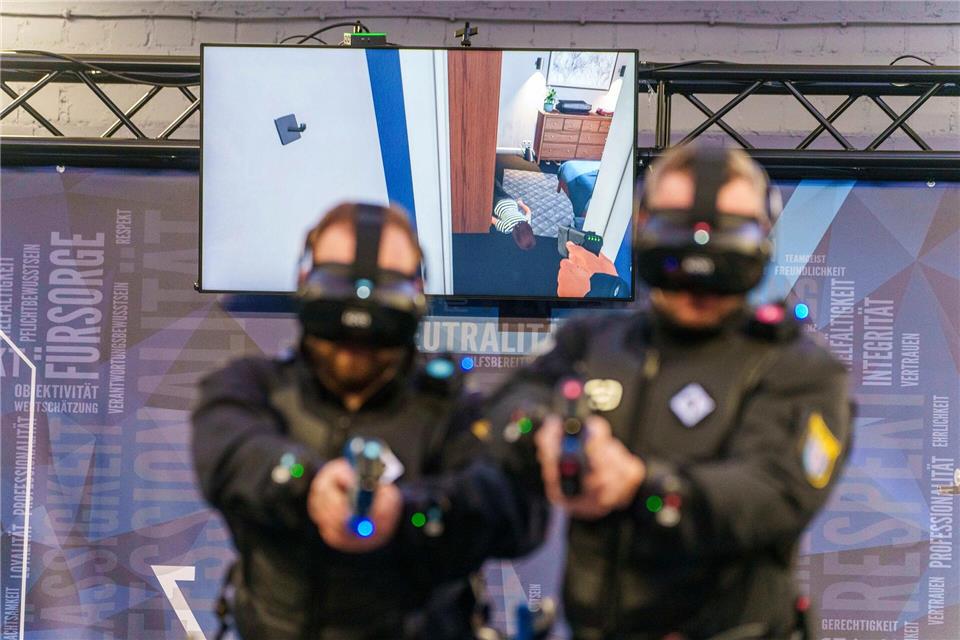 Im Virtual Reality Trainingslager der Hessischen Hochschule für öffentliches Management und Sicherheit können Polizisten mithilfe moderner Technik unter realistischen Bedingungen auch für gefährliche Einsätze trainieren. (Archivbild)Andreas Arnold/dpa