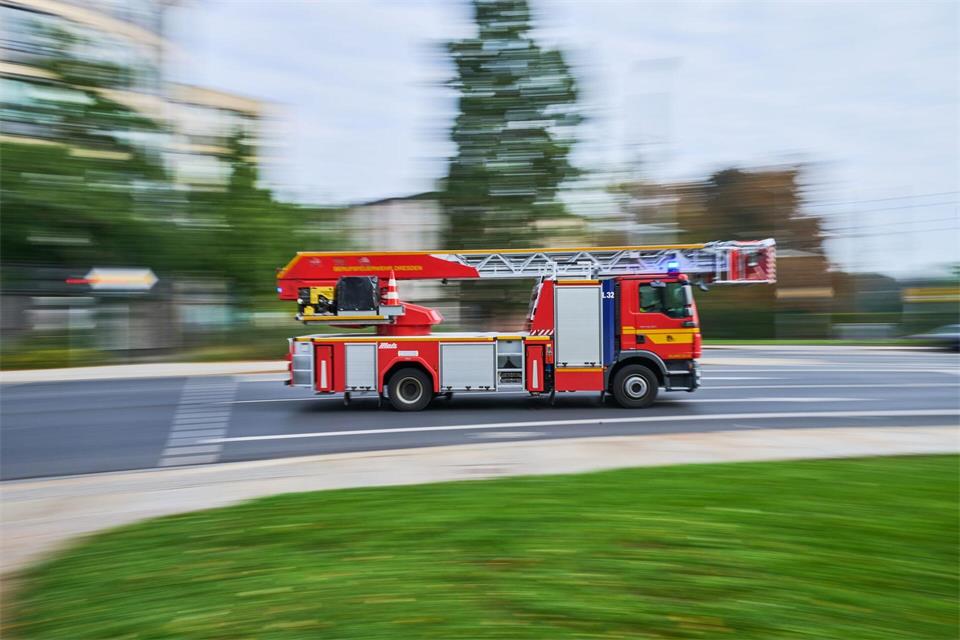 Im Vogtland mussten Feuerwehrleute einen Baum beseitigen, der bei Windböen auf ein fahrendes Auto gestürzt war (Symbolbild). Robert Michael/dpa