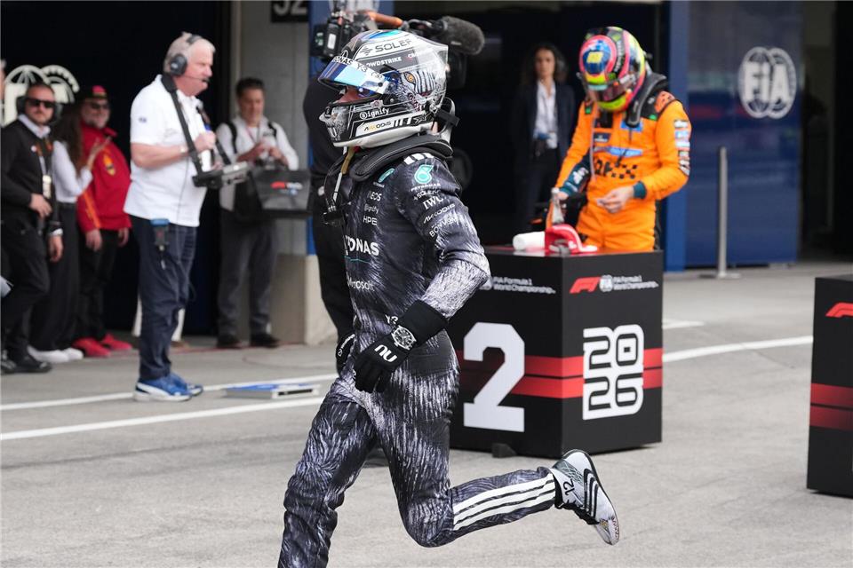 Im Vollsprint in die Jubeltraube: Japan-Sieger Kimi Antonelli.Eugene Hoshiko/AP/dpa