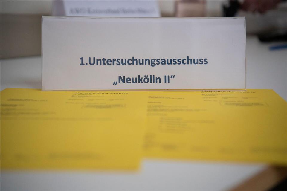 Im Vorfeld einer Sitzung des Untersuchungsausschusses zum „Neukölln-Komplex“ steht ein Schild auf einem Tisch. (Archivbild)Paul Zinken/dpa