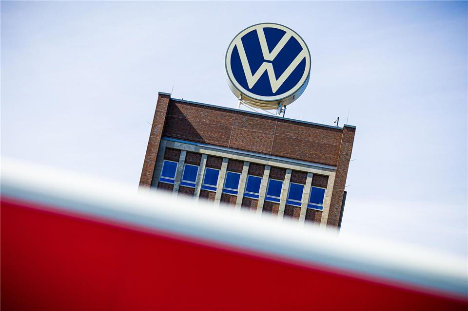 Im Vorstandshochhaus von VW bleibt das Büro des Personalchefs weiter verwaist. (Archivbild)Moritz Frankenberg/dpa