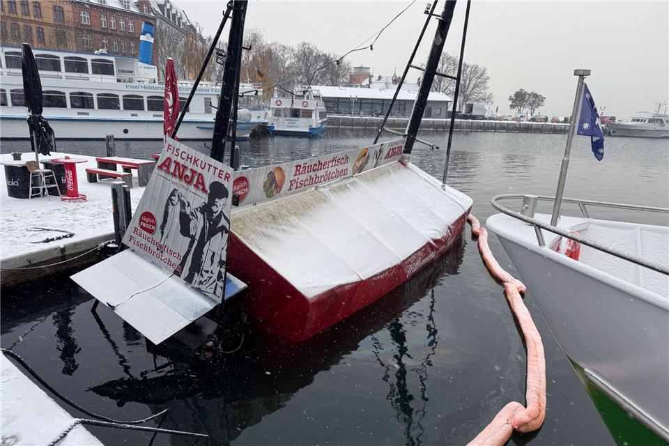 Im Wahlkampf 2021 noch ein Fotomotiv unter anderem mit Olaf Scholz ist der Fischverkaufskutter „Anja“ nun gesunken.Stefan Sauer/dpa