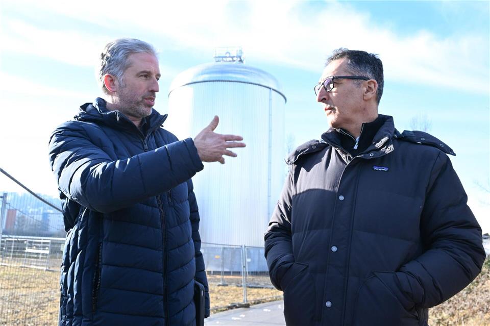 Im Wahlkampf zeigten sich Palmer und Özdemir häufig gemeinsam, hier bei der Besichtigung eines Solarthermie-Parks in Tübingen.Bernd Weißbrod/dpa