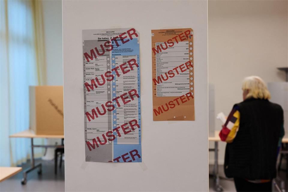 Im Wahllokal Tempelhof-Schöneberg sind Musterexemplare der Stimmzettel angebracht. Annette Riedl/dpa