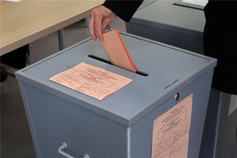 Im Wahlraum in der Regionalbibliothek gibt eine Wählerin ihre Stimme für die Landratswahl ab. In vier Landkreisen in Mecklenburg-Vorpommern fanden Landratswahlen satt.Bernd W�stneck/dpa