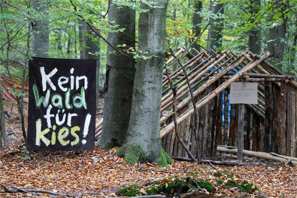Im Waldgebiet Langen läuft ein Polizeieinsatz. (Archivbild)Boris Roessler/dpa