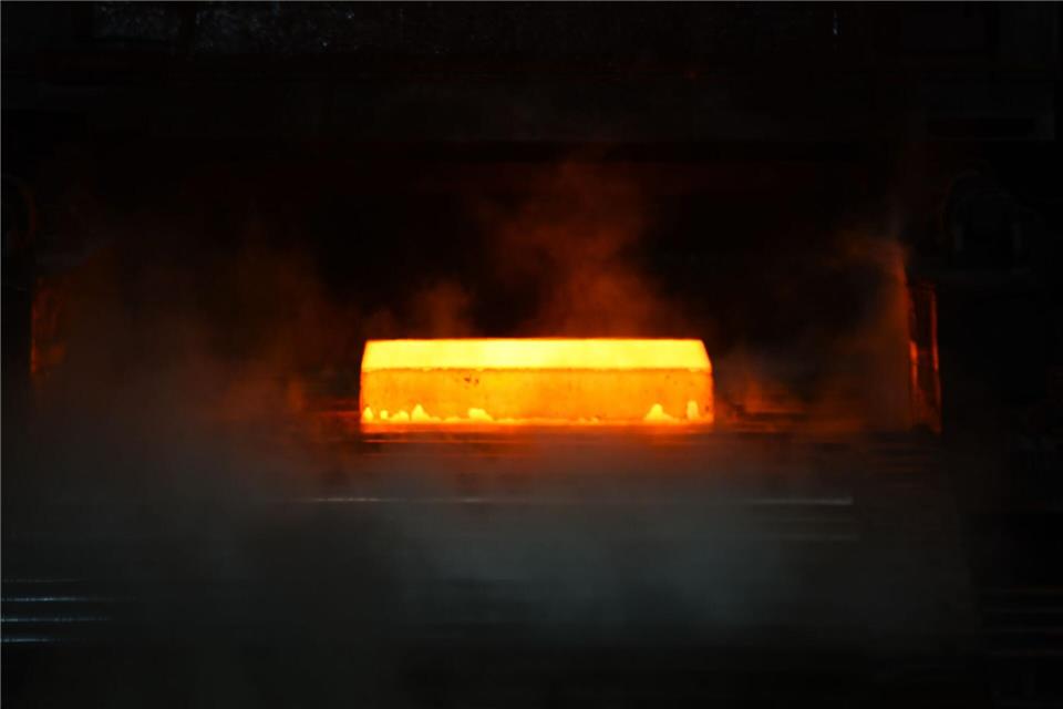 Im Walzturm werden die heißen Brammen auf das richtige Maß geformt. Weil die Maschine laut ist und es zischt nennen Mitarbeiter sie den „Drachen“.Simon Kremer/dpa