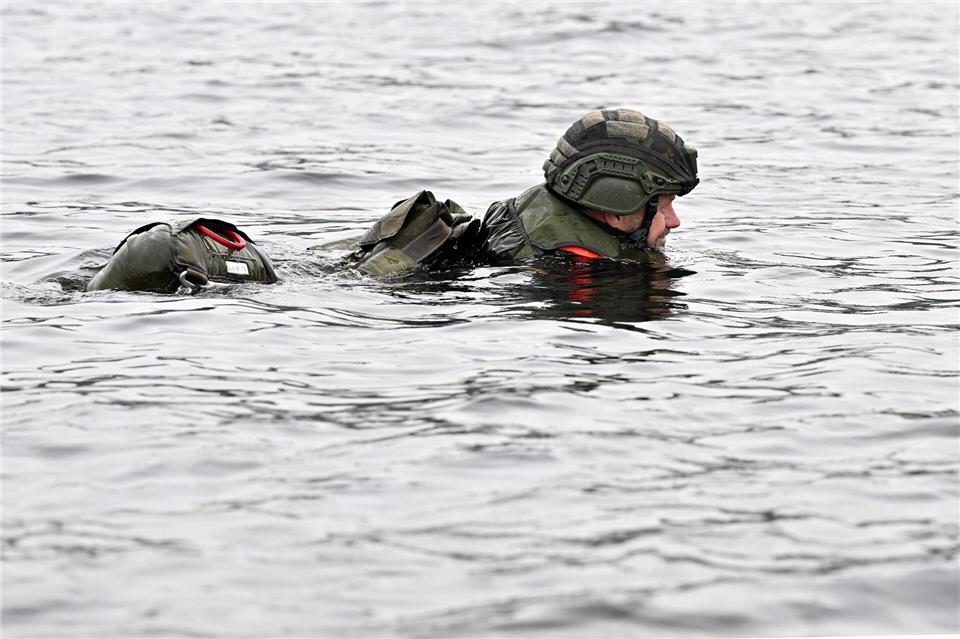 Im Wasser gelandet nach dem FallschirmsprungSwen Pförtner/dpa