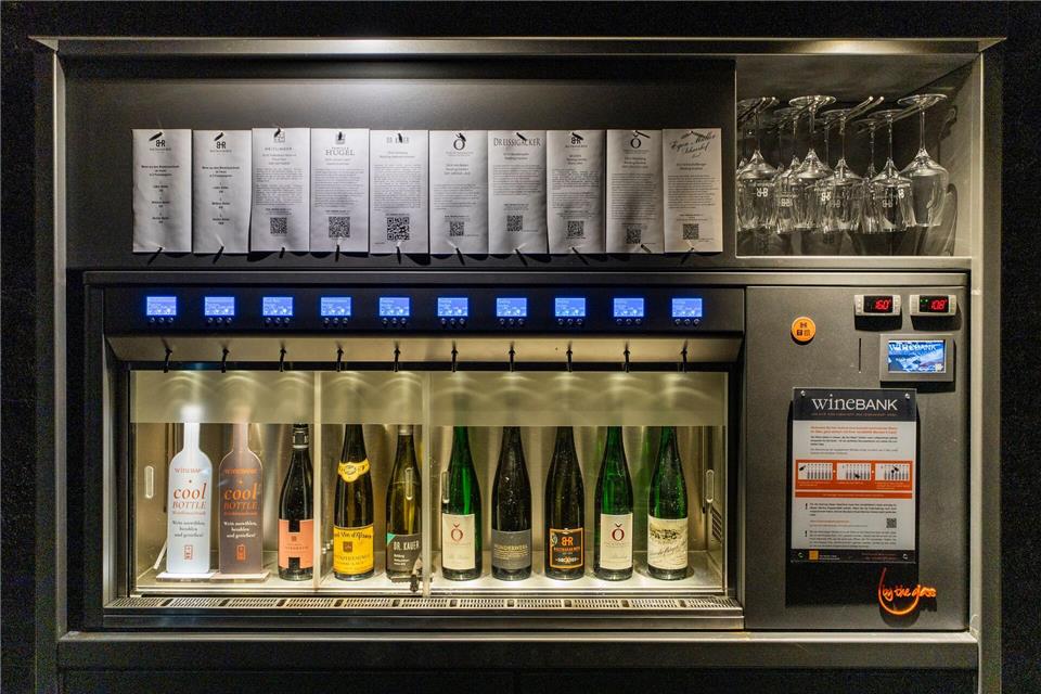 Im Weinautomat kann man ganz unterschiedliche Tropfen probieren.Andreas Arnold/dpa
