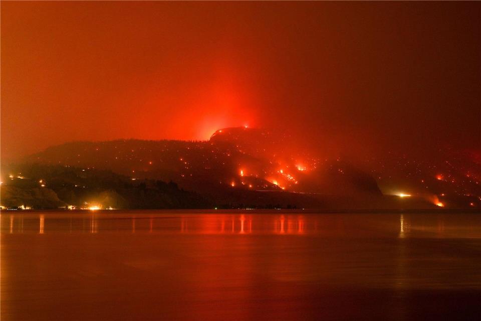 Im Westen Kanadas wütet ein Feuer, das Tausende Menschen bereits zur Flucht trieb und mindestens ein Todesopfer forderte - ein See könnte die Flammen nun daran hindern, sich weiter auszubreiten.DARRYL DYCK/The Canadian Press/AP/dpa