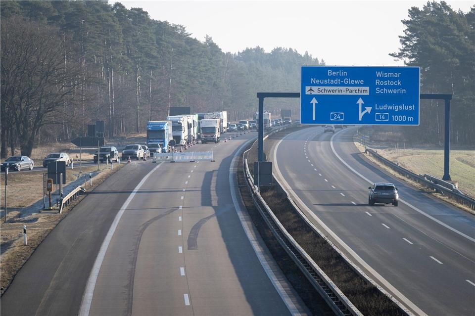 Im Westen Mecklenburgs mussten Autofahrer auf der A24 in Richtung Hamburg oder Berlin wegen Bauarbeiten zeitweise eine Umleitung nutzen. (Archivbild)Philip Dulian/dpa