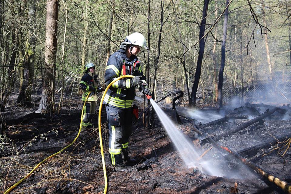 Im Wildpark hat es gebrannt. -/Kreisfeuerwehrverband Segeberg/dpa