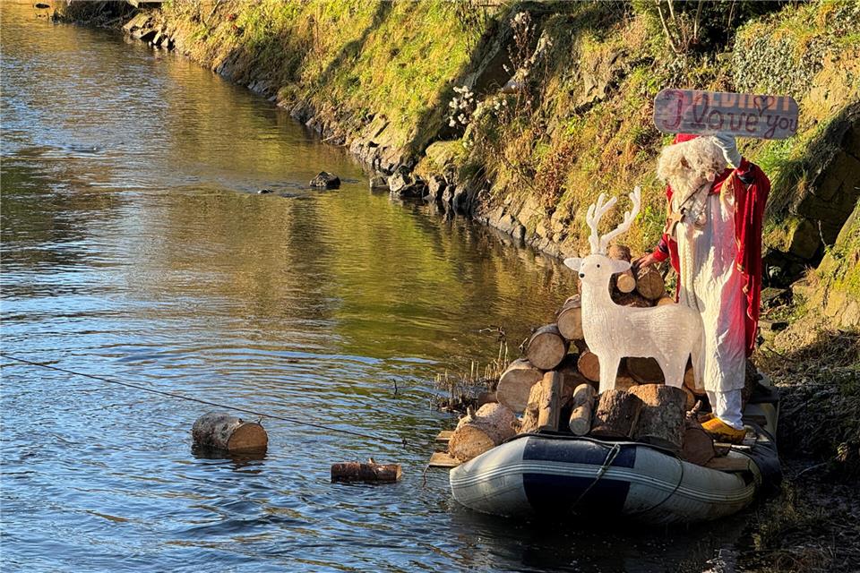 Im Winter fährt auf dem Boot noch ein Rentier mit. Manchmal verkleidet sich Helmut Robers dann als Nikolaus und grüßt verwunderte Passaten per Schild: „I love you.“ Ein bisschen Spaß müsse ja auch mal sein, meint der Lastwagenfahrer.