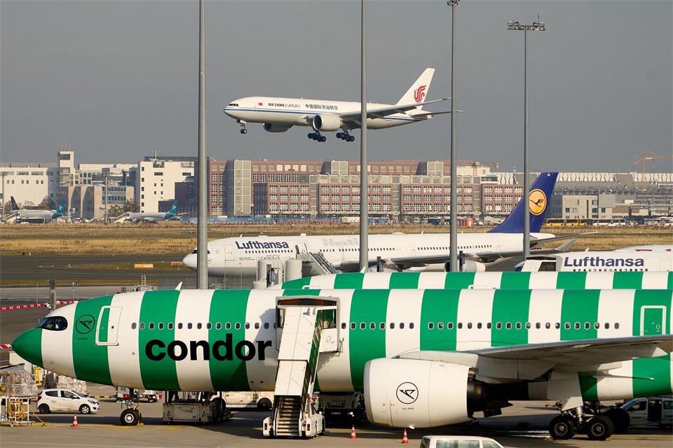 Im Winter schrumpft das Angebot am Frankfurter Flughafen (Archivbild) Thomas Frey/dpa