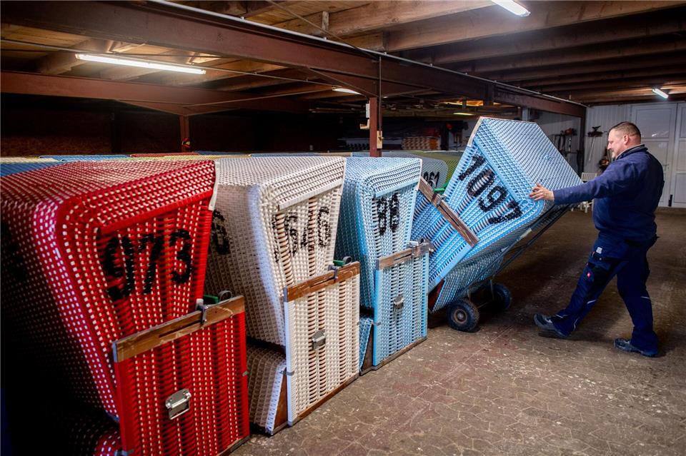 Im Winterlager stehen die Strandkörbe bereit. Hauke-Christian Dittrich/dpa